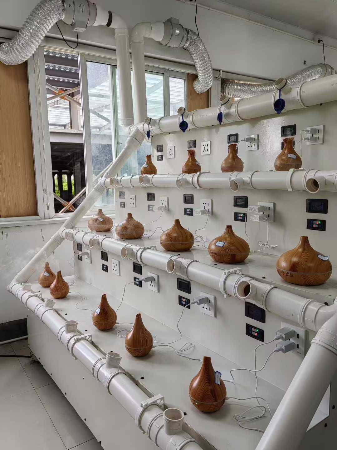 Ағаш хош иісі диффузорына арналған қартаю тестісі орындалуда